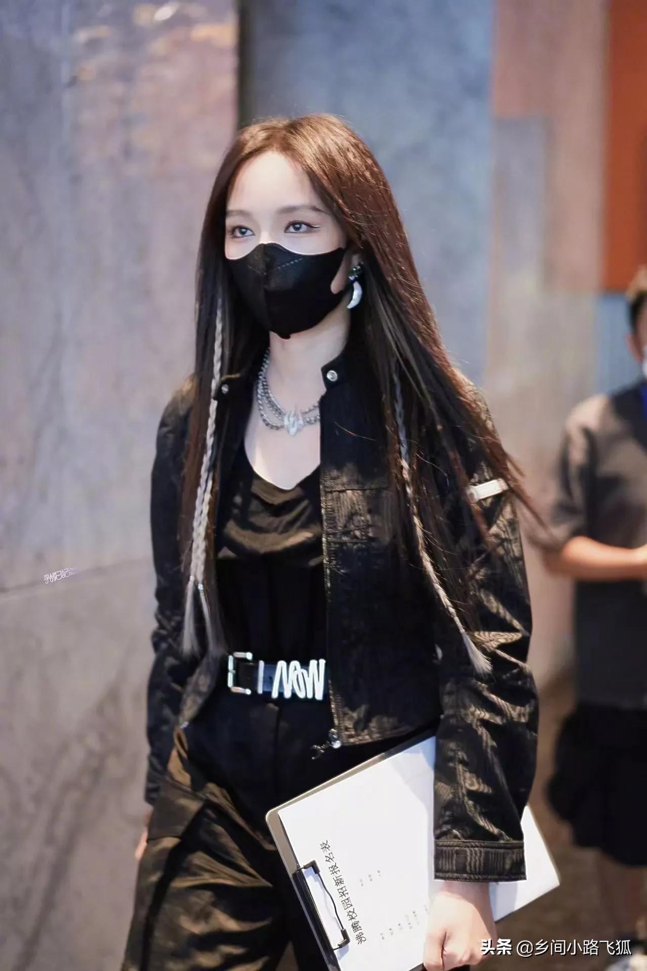 孟佳带社团招新报名表上班，一身黑色工装潮酷满分