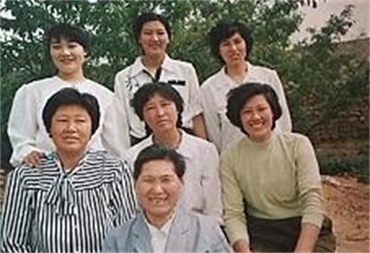 父母双亡，哥哥瘫痪，辽宁女孩不离不弃照顾27年，55岁至今未嫁