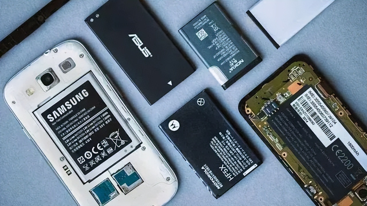 当年两块电池走天下，为何现在的手机不再使用可拆卸电池了？