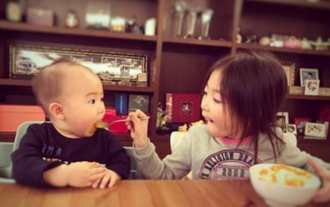 8岁奥莉长大了！婴儿肥变小美女，紧搂爸爸合影场面温馨