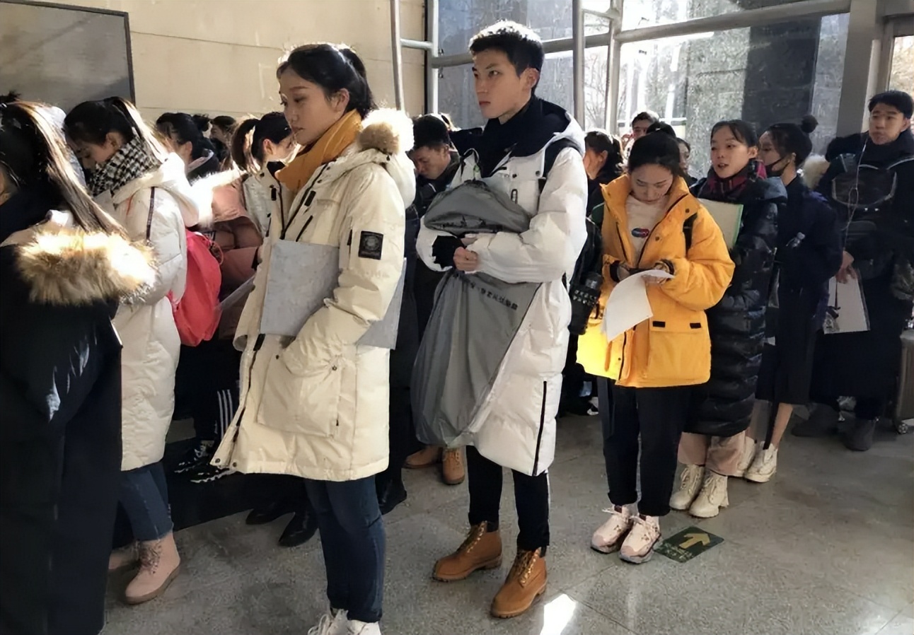 中传艺考成绩“第一”火了，颜值高且学习好，宛如小说男主角