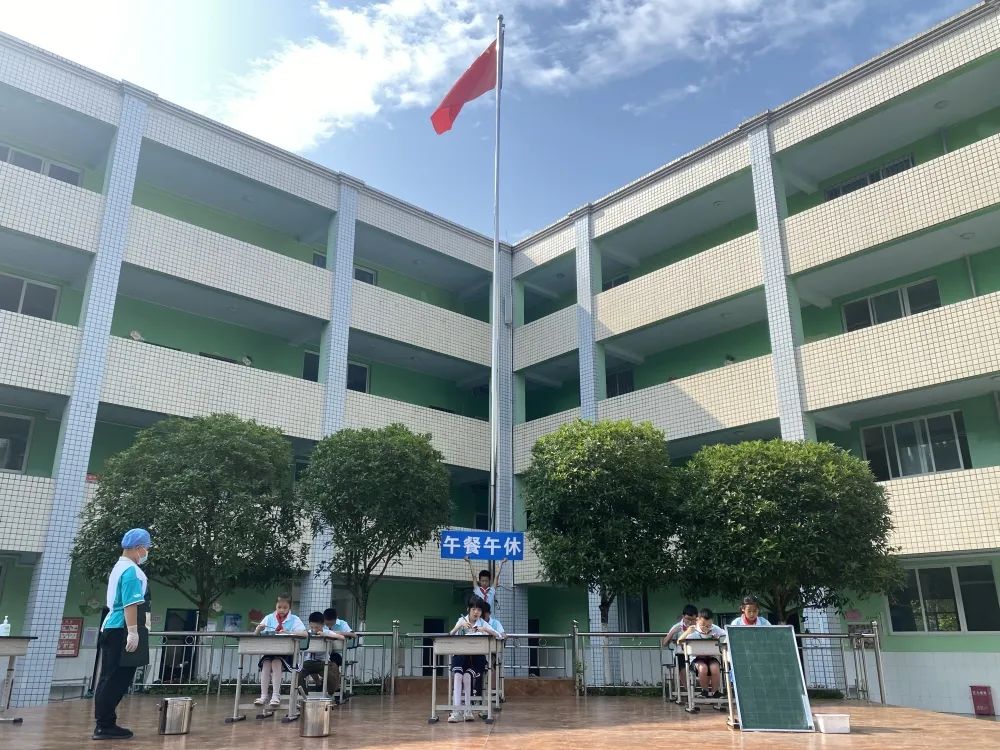 天府新区永兴小学举行“一日常规展示，扬永小精神”主题升旗仪式