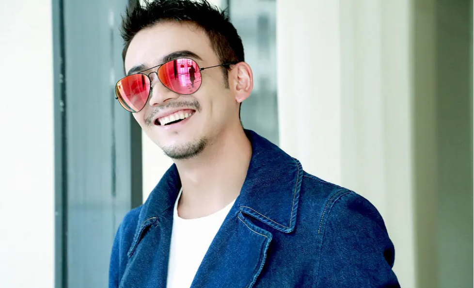 薛之谦摆拍，靳东写诗，张大大泪流满面，男人做作起来真要命