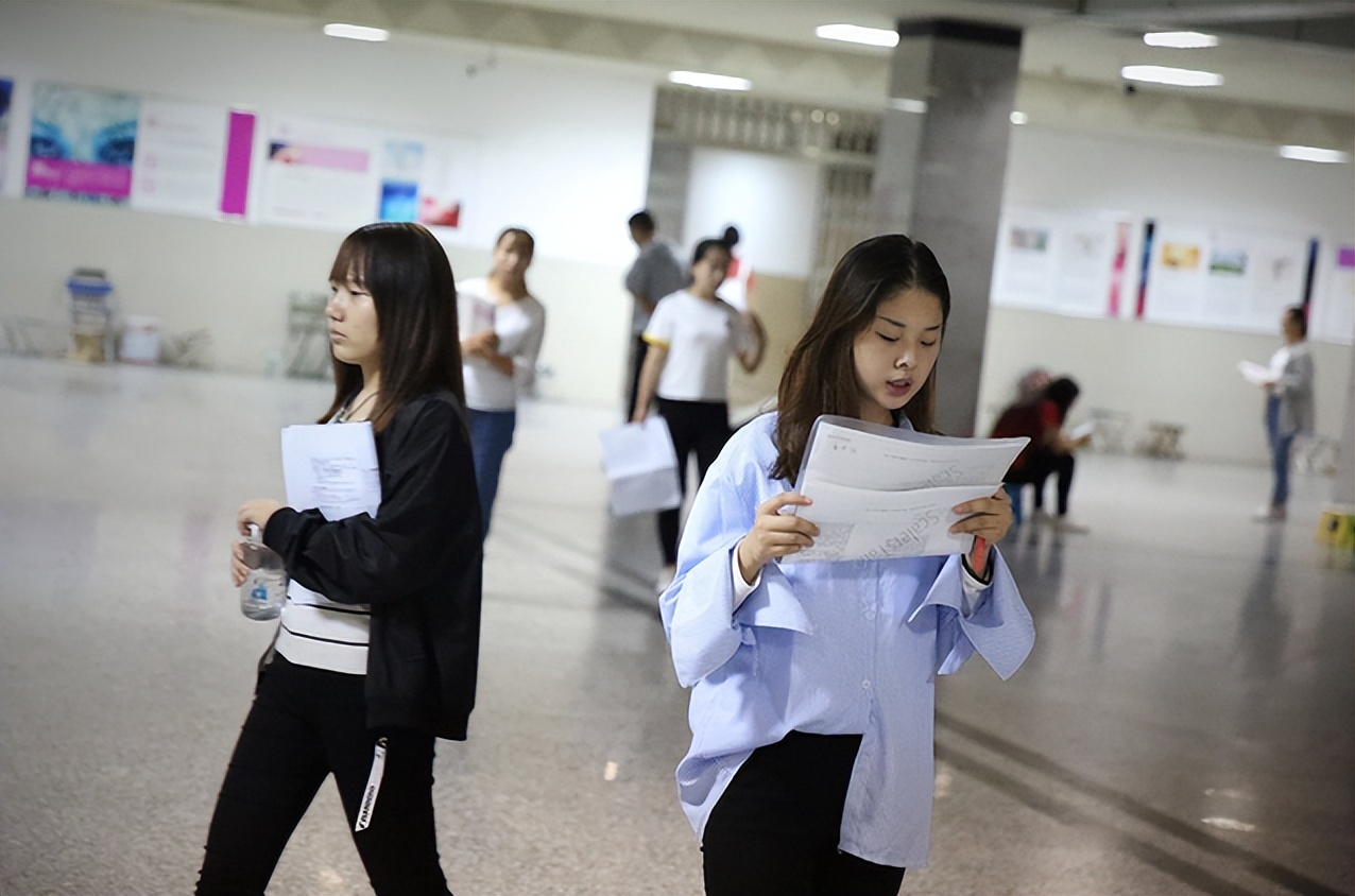 “最好在大学中找对象”，大学生家长给出忠告，别等毕业后再遗憾