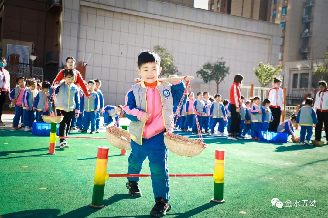 小学生足球队入场词(享运动•健体魄•悦童心—金水五幼教育集团“趣味运动周”纪实)