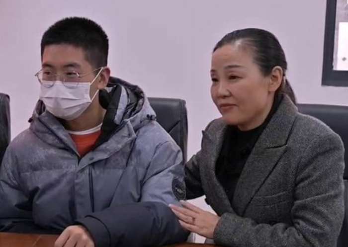 奶奶给孙卓5样新年礼物，孙卓感动不已，家人才是最宝贵的财富