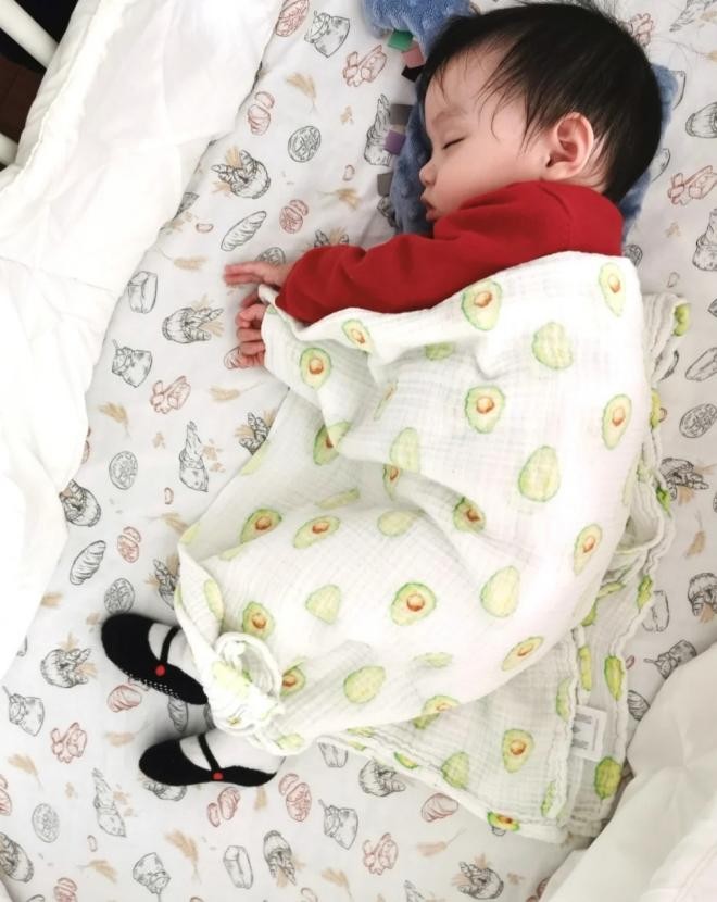 世界小姐张梓琳小女儿模样曝光，精致五官像混血，与姐姐​似​双胞胎