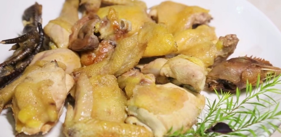 泉州乡村厨师做盐焗鸡，一锅100元年赚十几万，每天最少卖出80锅