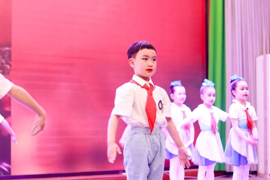 天府新区华阳实验小学举行“童星耀五月·艺术绽花开”群舞比赛