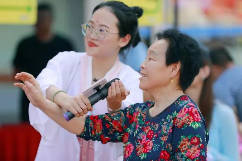 寻找中医药传承人 瑞阳制药走进常德