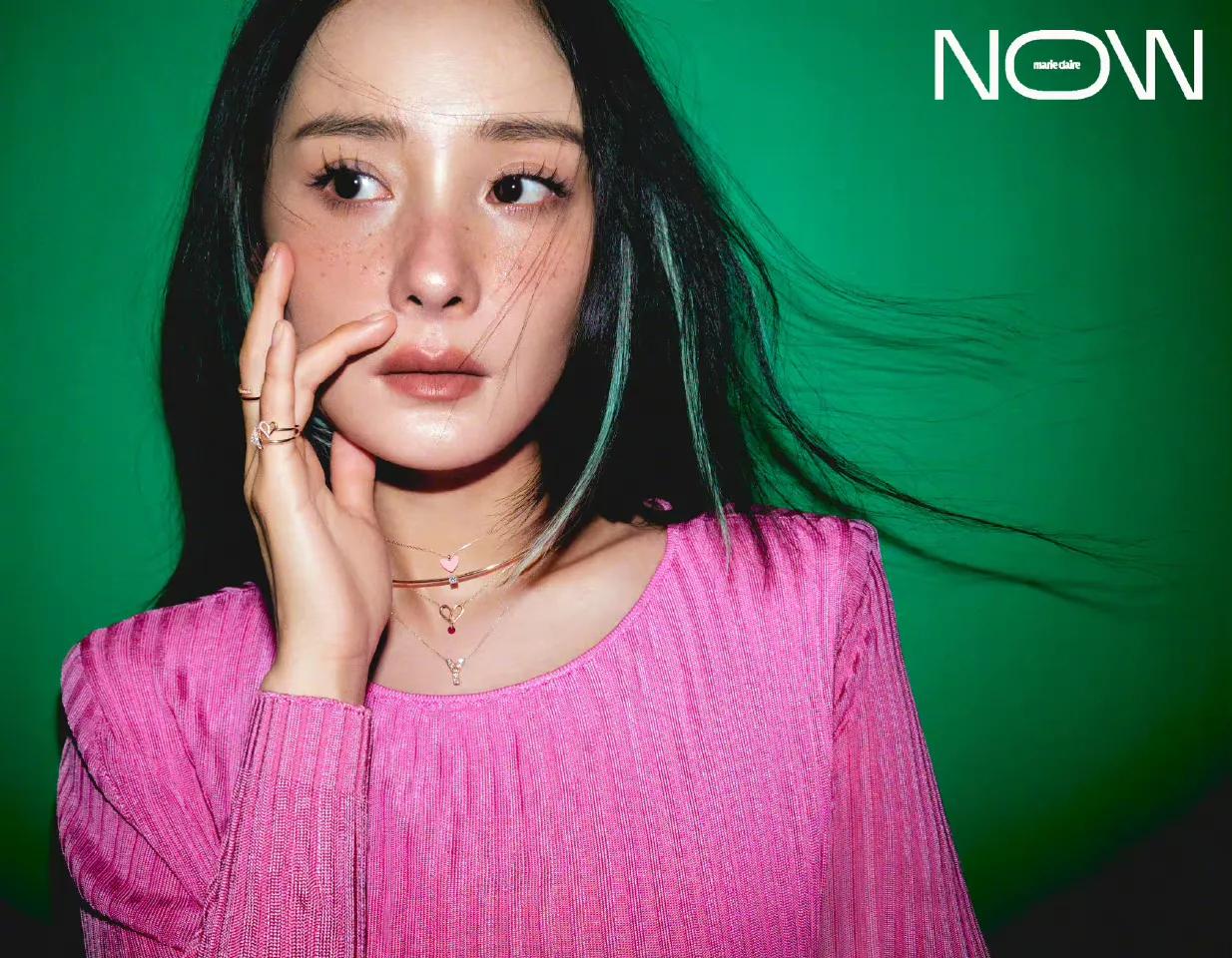 杨幂登上《嘉人NOW》夏季刊封面，属于夏日的缤纷色彩，鲜艳夺目