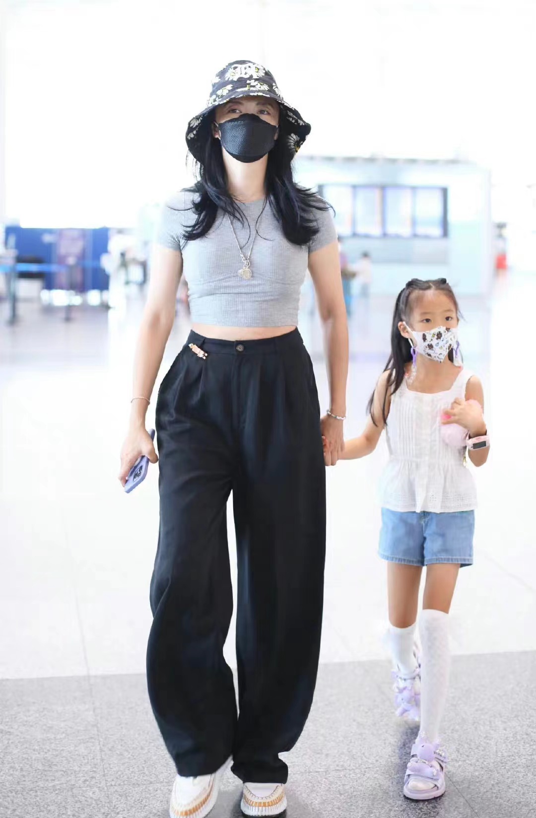 姚晨穿灰色针织短T恤配黑色阔腿裤带娃出行，清爽有爱还超时髦