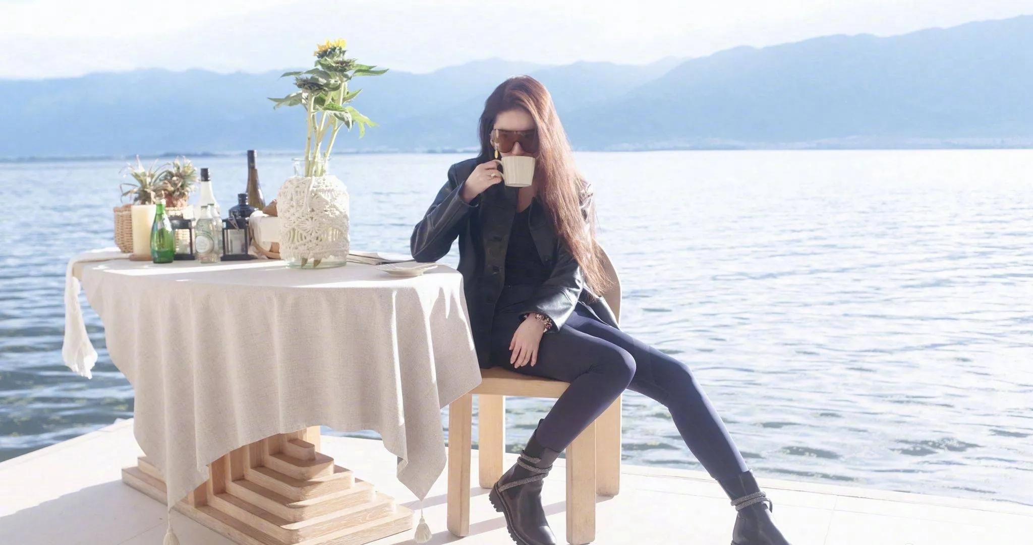 刘亦菲黑色皮衣