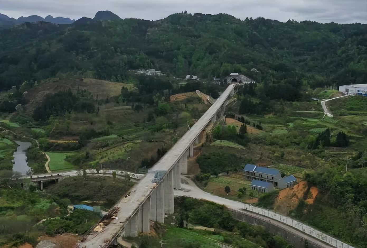 设计时速350公里！贵南高铁樟江多线特大桥成功合龙