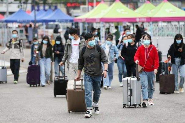 大学生得知放假后太兴奋，在操场上“放飞自我”，父母看了很尴尬