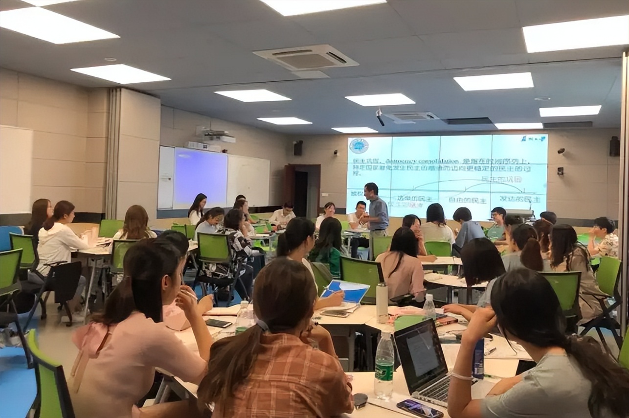 大学副教授晒出年收入，金额引发热议，怪不得教师行业竞争激烈