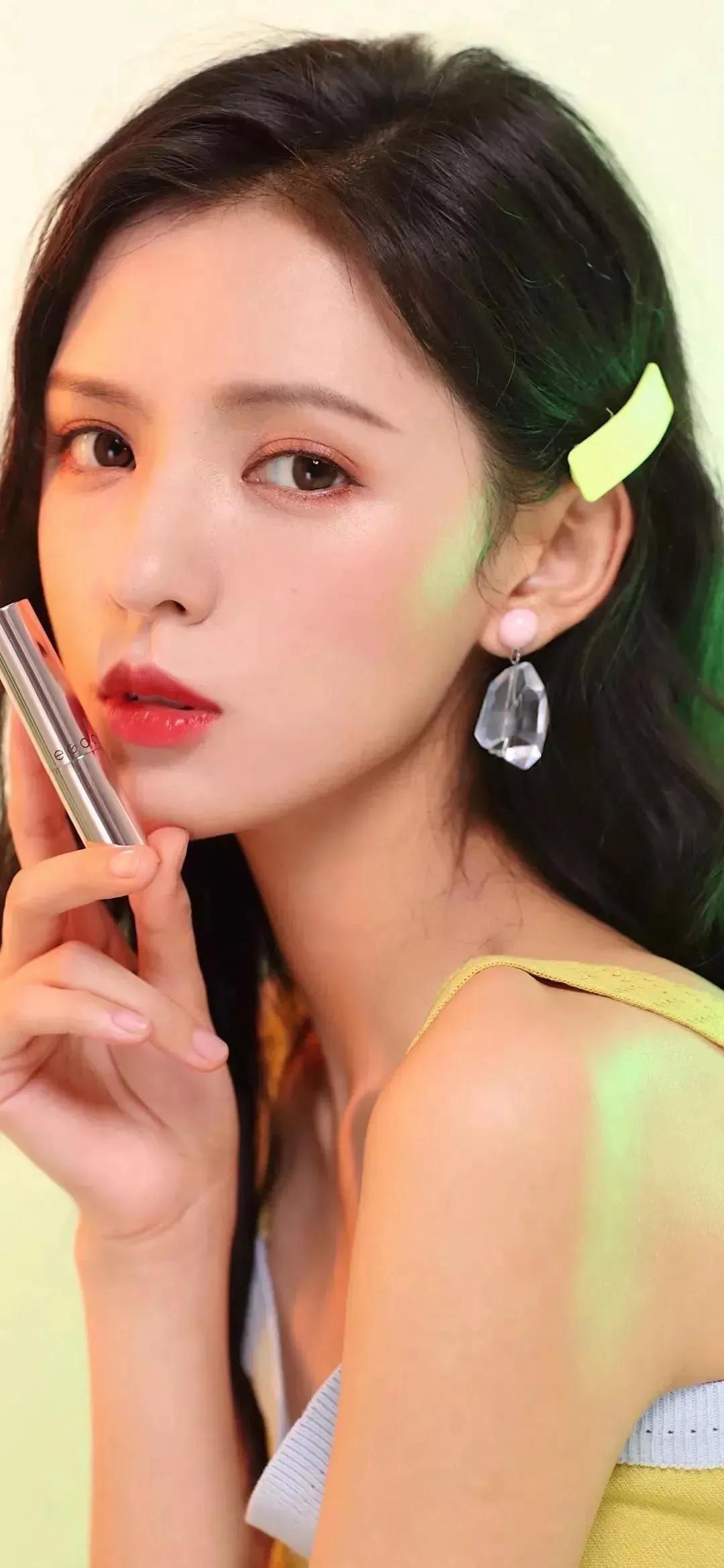 张予曦：清秀俊美，气质优雅，温婉大方，侧颜堪称完美