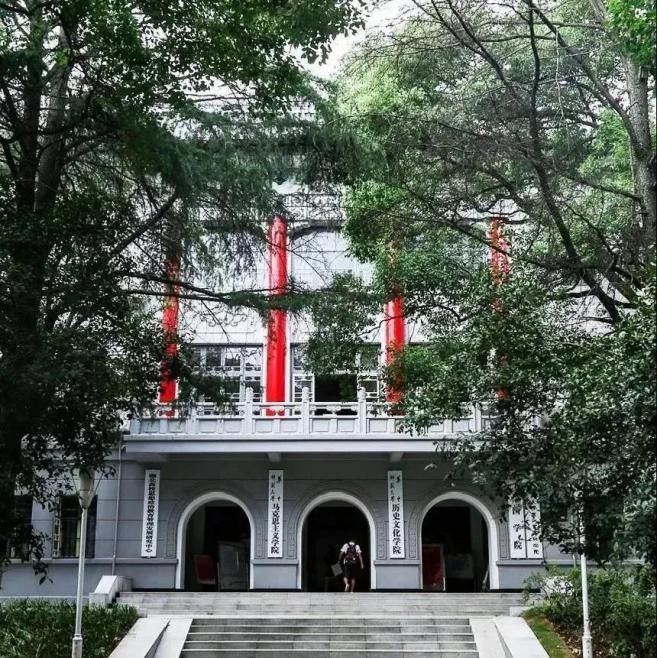 刷屏！多部热门影视剧在此取景，湖北“高颜值”大学火了，风景绝美！