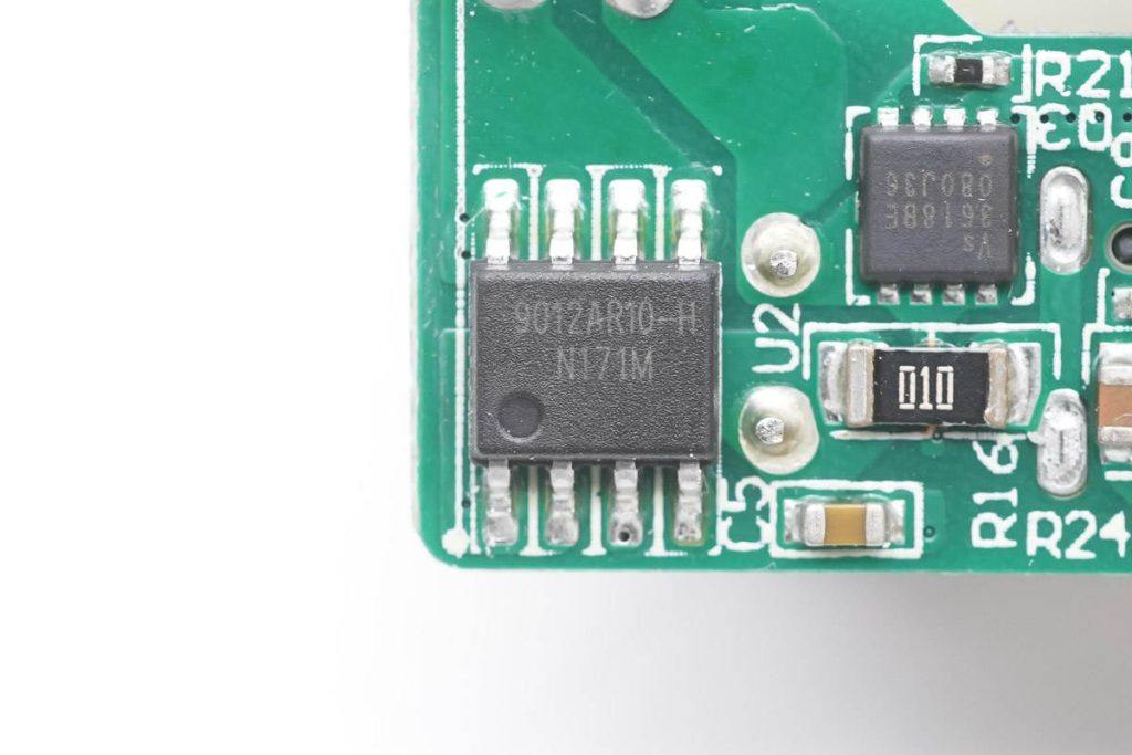 拆一款苹果官方合作品牌30W PD快充充电器，顶配iPhone 13全速充电
