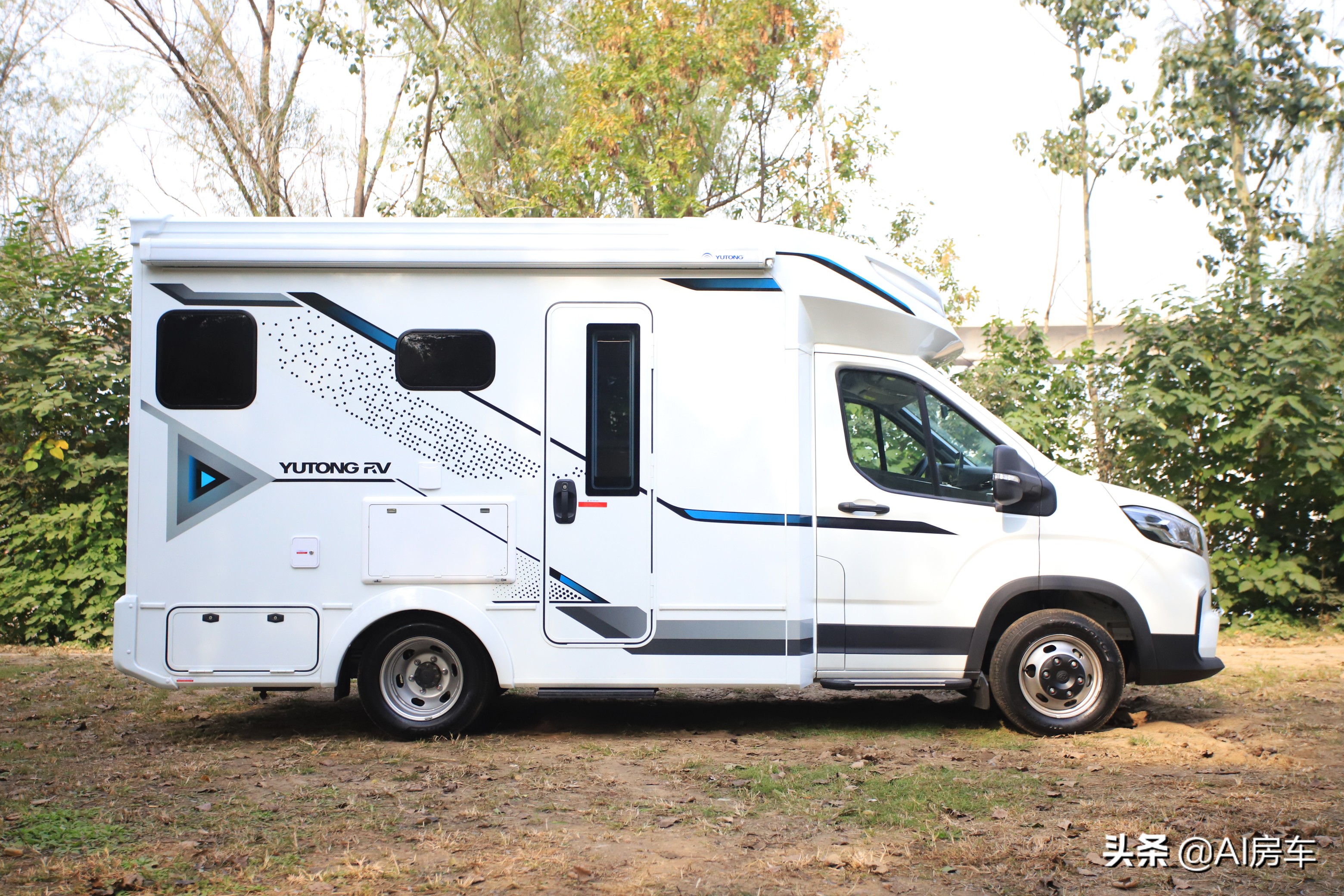 带孩子旅行吃住一车搞定!功能豪华还耐用,实拍国产c311房车