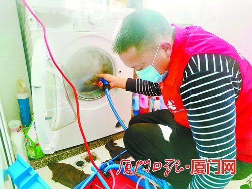 涨知识了！他们这样给热水器、洗衣机“洗澡”→