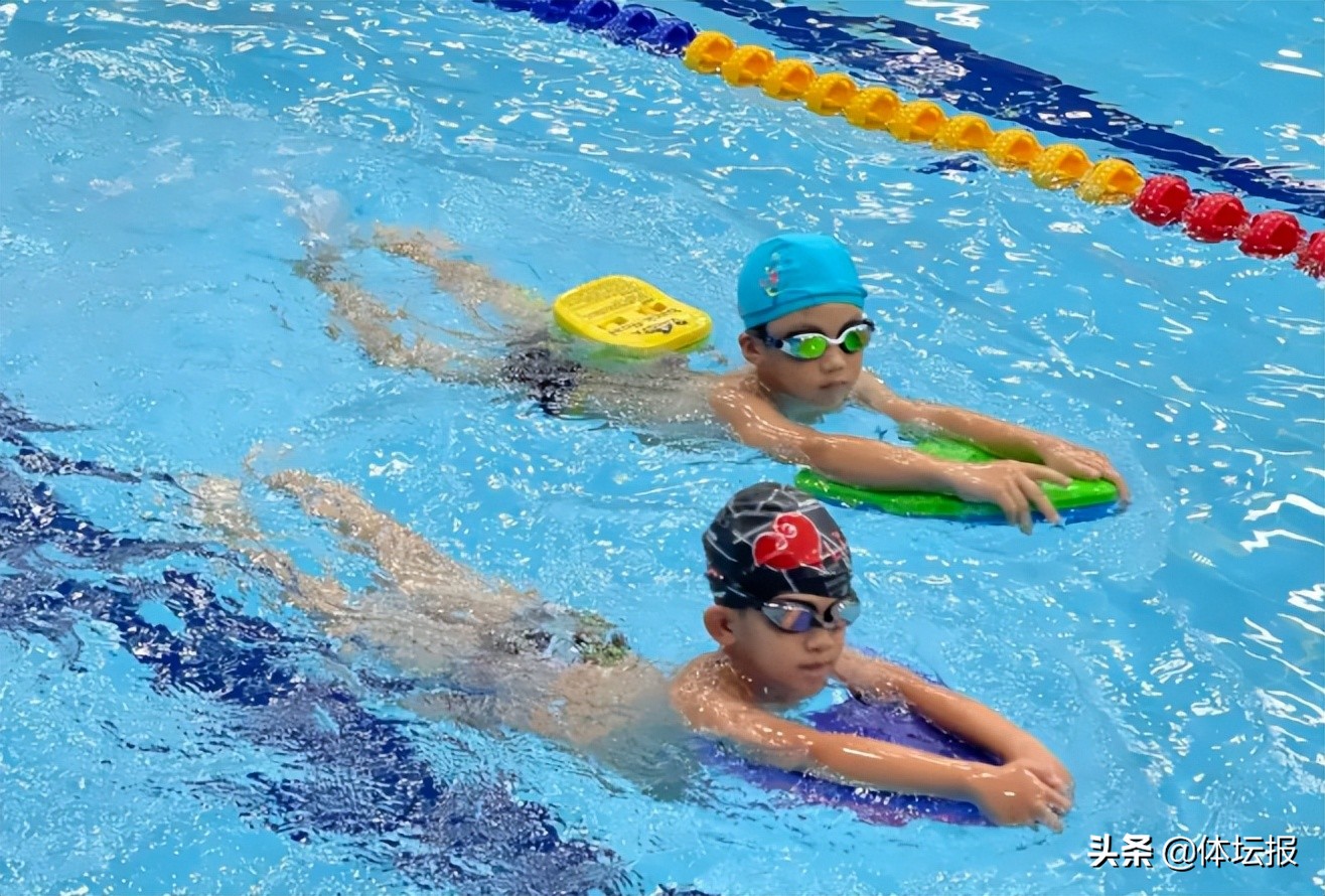 小孩怎么加入专业游泳队(这所学校人人都要会游泳,教练来自奥运冠军