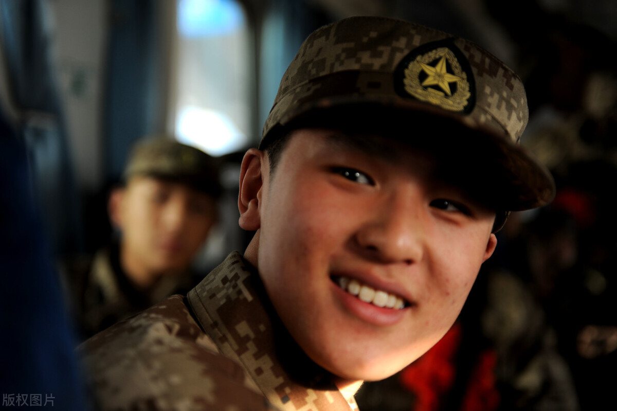 孩子明年高考后，拿到录取通知书去当兵怎么样？要考虑这些因素