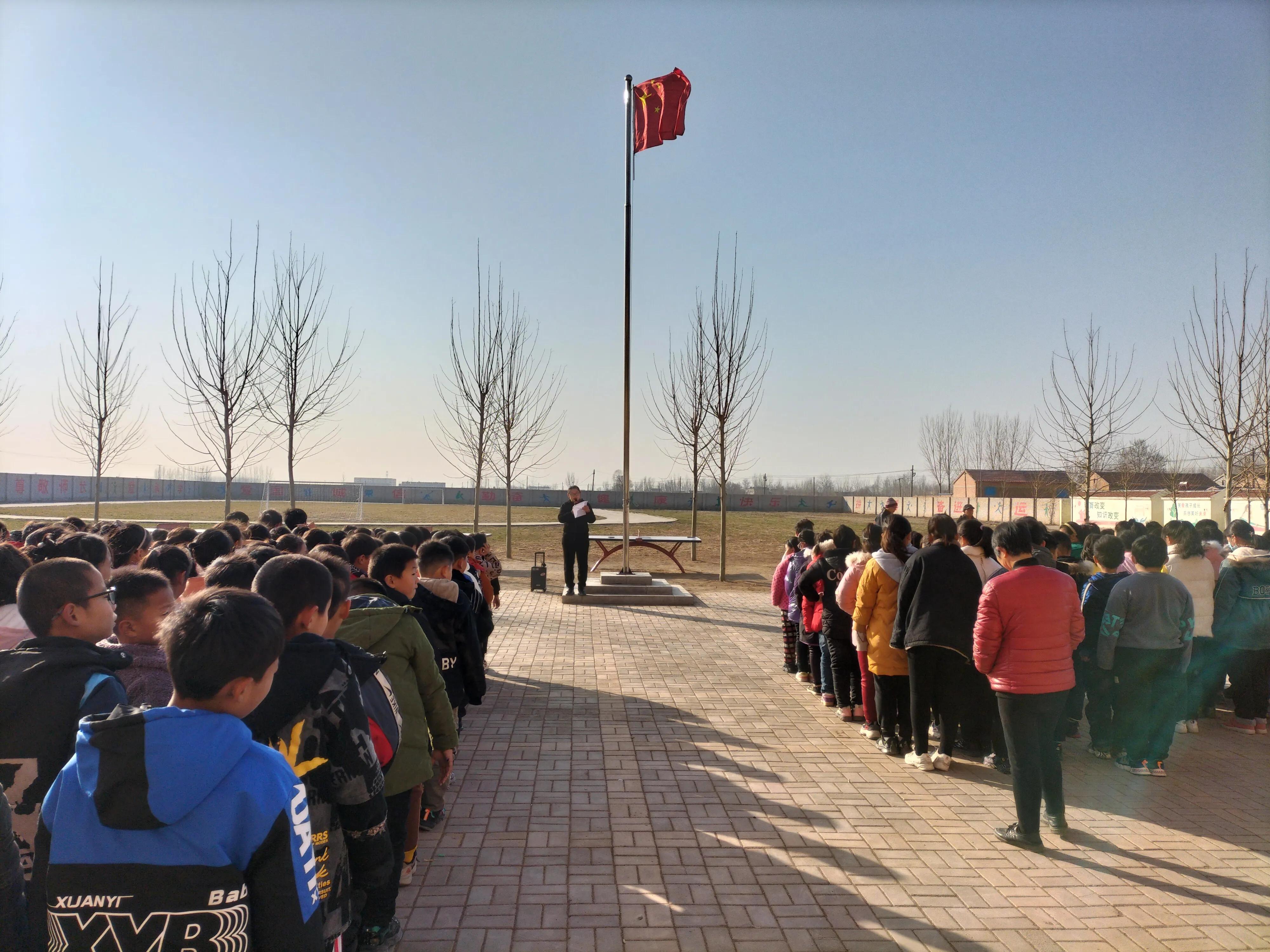 小朋友们，升国旗唱国歌
