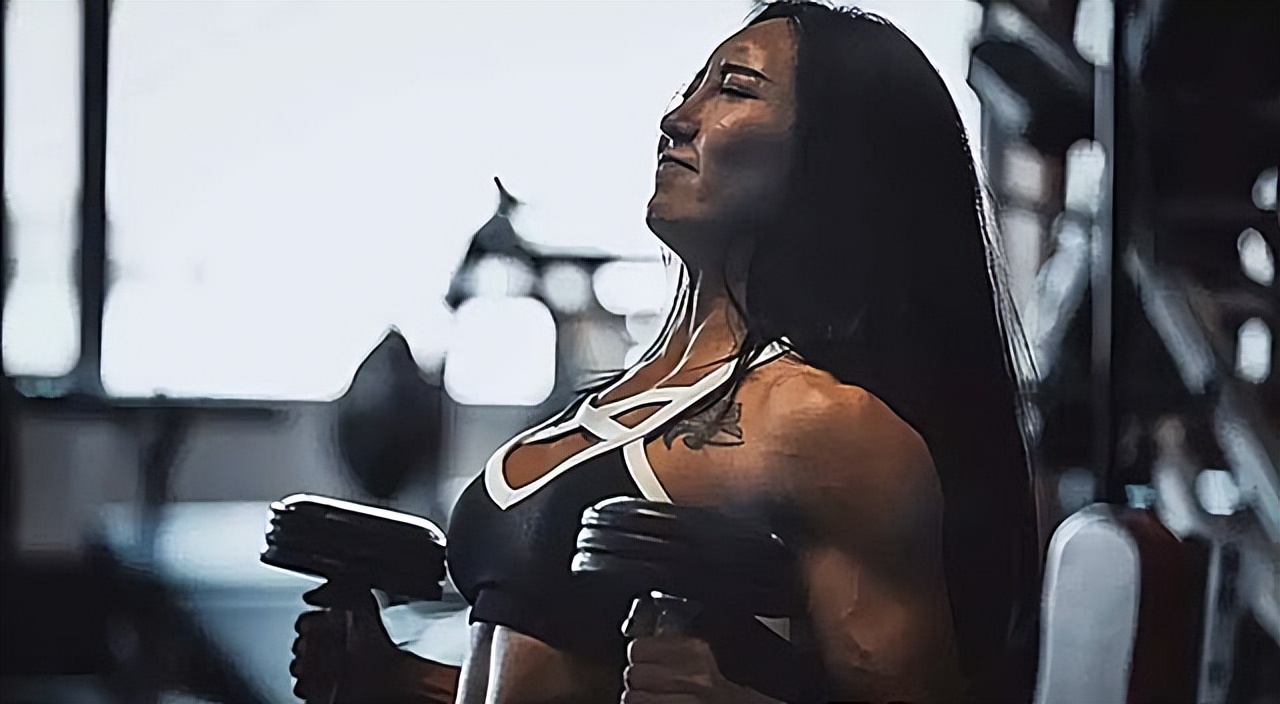 中国体坛健美冠军女神:37岁仍身材完美,嫁二婚法国富豪前妻祝福