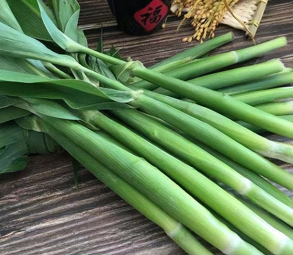 它叫乌米,寄生在高粱上的霉菌,有幸遇到别扔掉,味道鲜美价值高