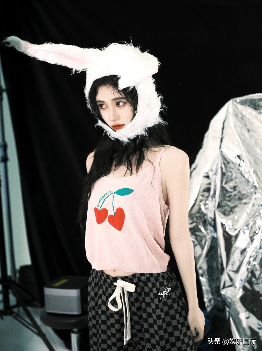 鞠婧祎生日照甜飒十足 两套造型上演反差萌