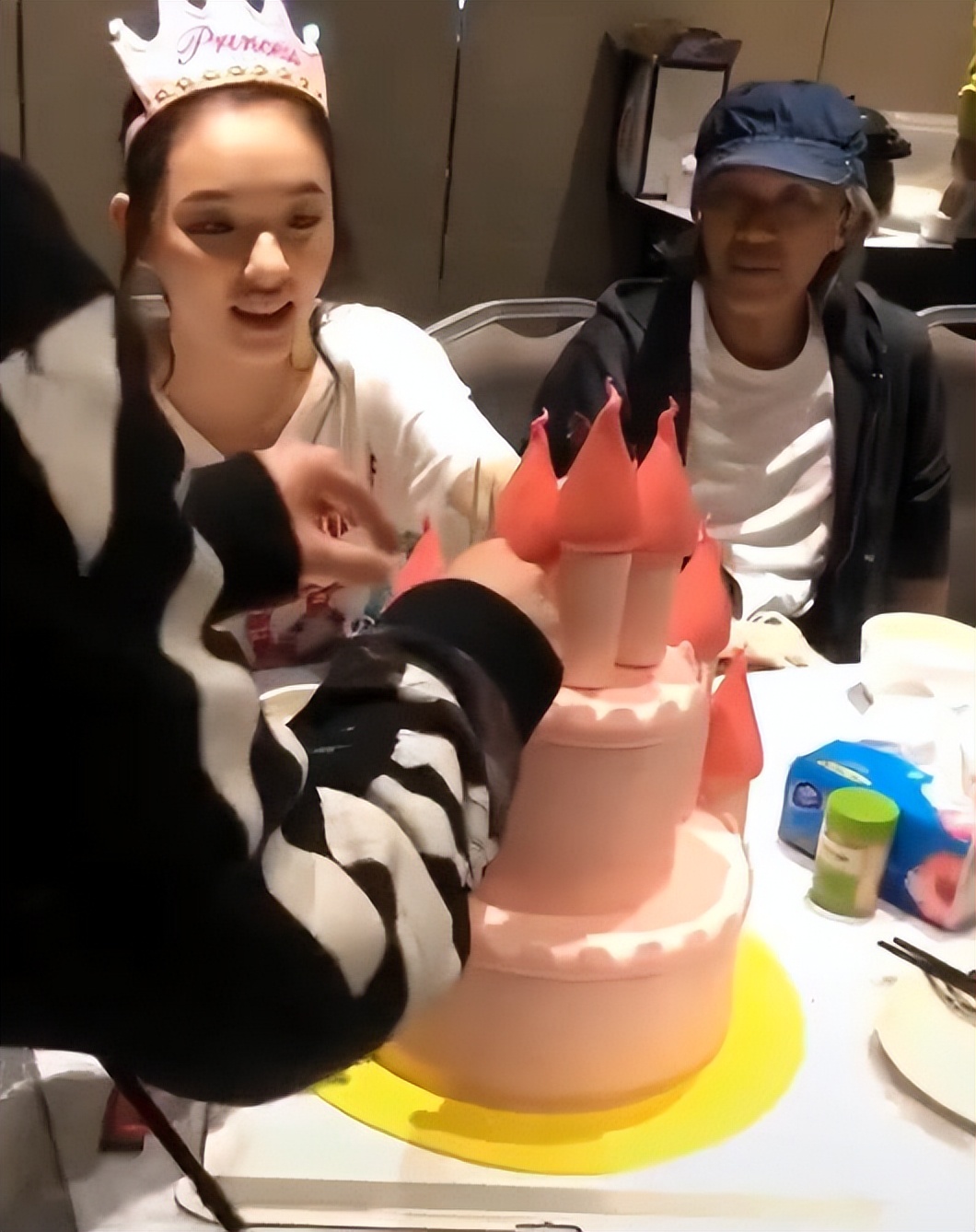 演员林允，从十二万人中脱颖而出，20岁成三十亿票房女主