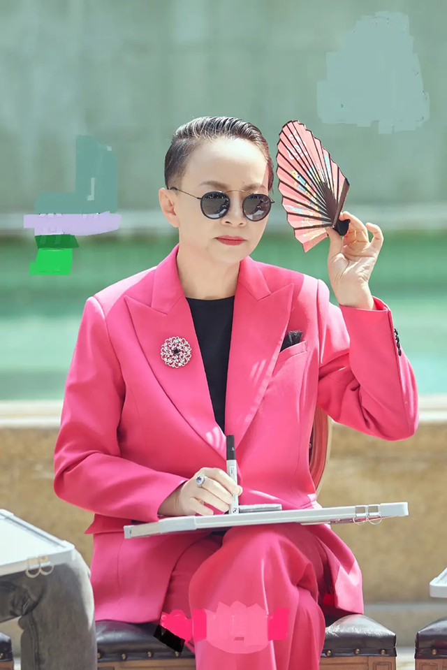 61岁宋丹丹不服老！穿芭比粉西装比年轻人潮，梳大背头高级又飒气