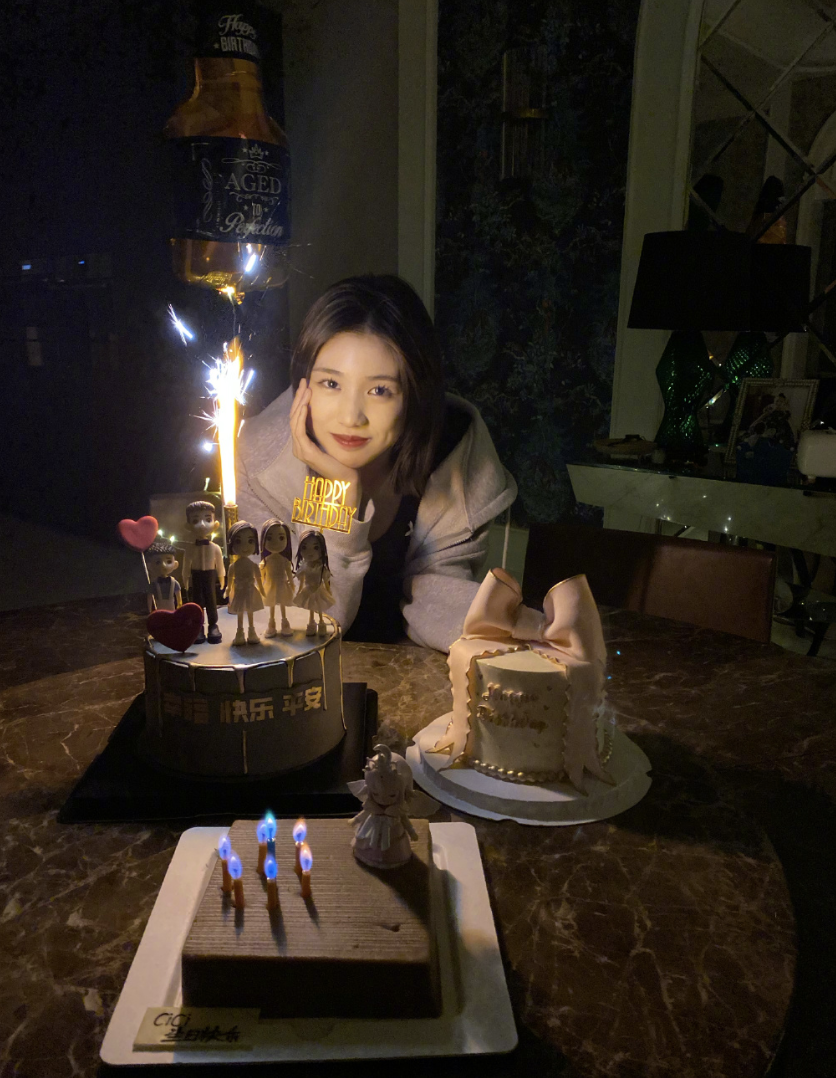 章子怡卡点晒全家福为继女庆生，16岁小苹果模样清纯被赞像陈妍希