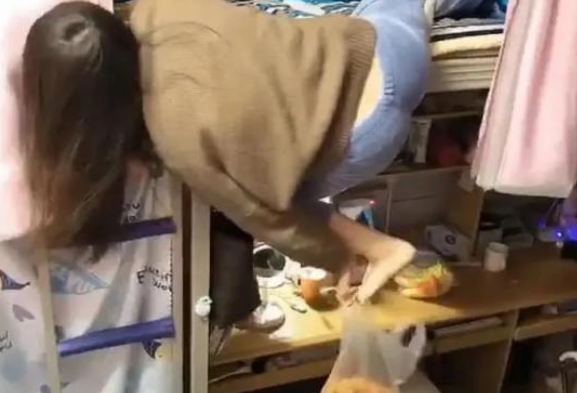 大学生宿舍“神操作”，一个比一个优秀，网友：宿舍果然卧虎藏龙