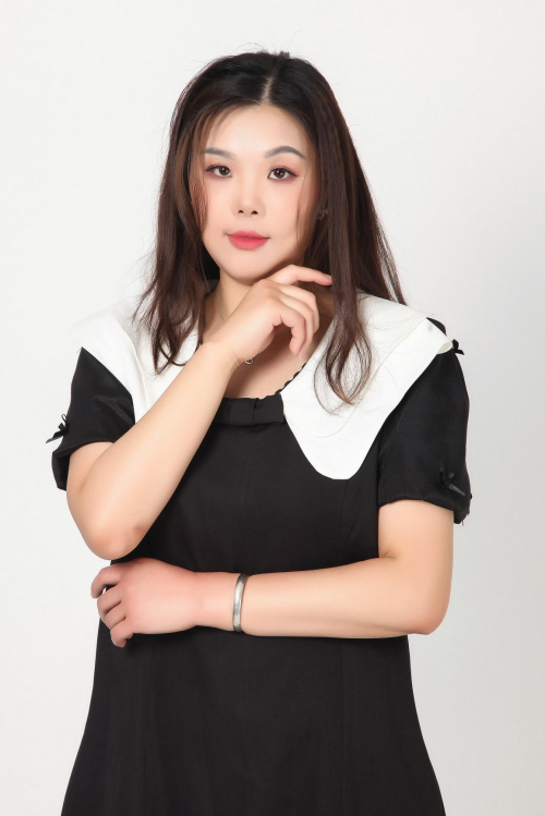 模特丹妮：签约经纪公司，演艺新方向