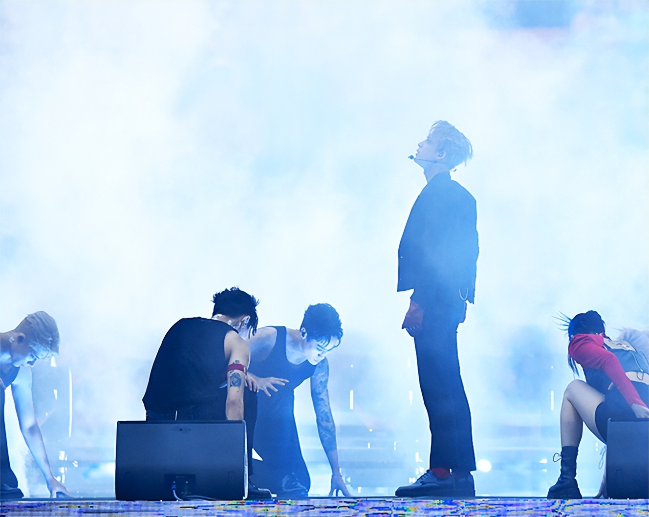 王嘉尔曼联利物浦开场秀，1小时连唱11首歌，烟熏妆造型超惊艳