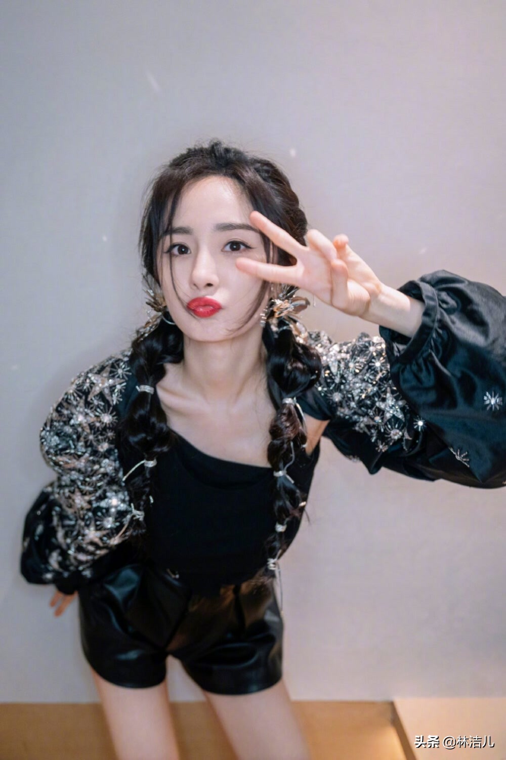 杨幂的眼睛堪称是点睛之笔，画眼妆get这几点，才能修饰眼周暗沉