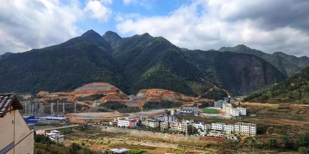 14年前他背“疯娘”求学，拒绝55万年薪，如今改变千名学子命运