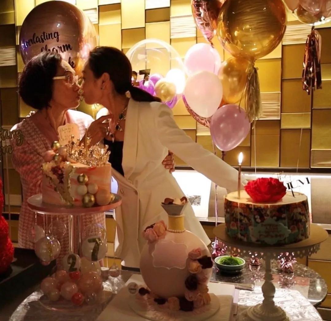 郭可盈51岁生日和家人聚餐画面温馨，熊黛林俩女儿到场为姑姑庆生