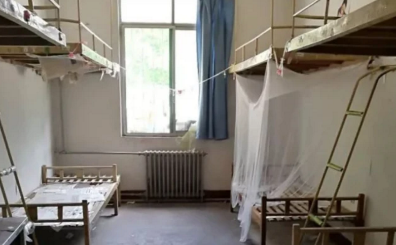 大学“最穷酸宿舍”排名，红砖房+空中吊床+24人间，学生看呆了