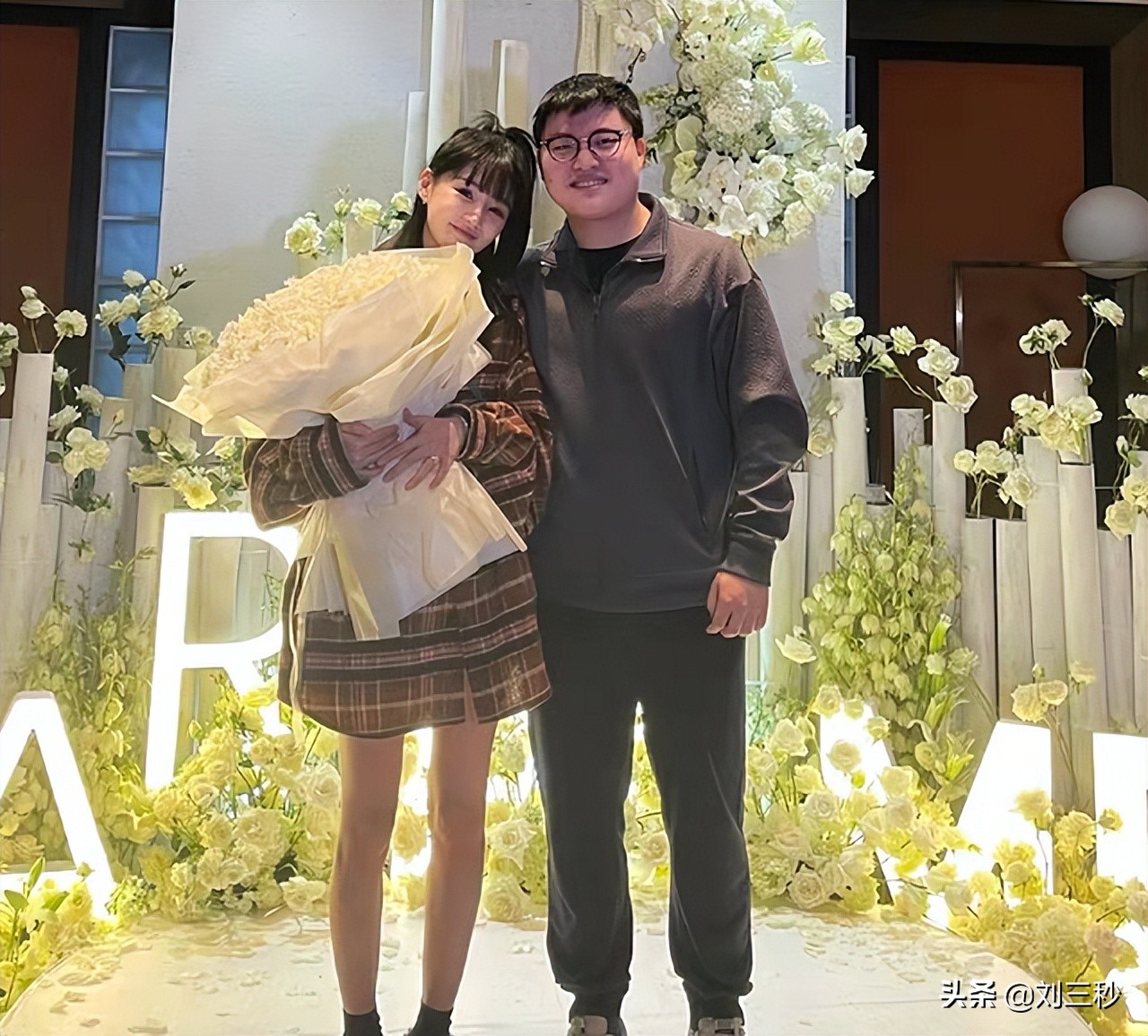 电竞花边新闻第二期rng小虎李元昊被捶渣男出手阔绰转账5w