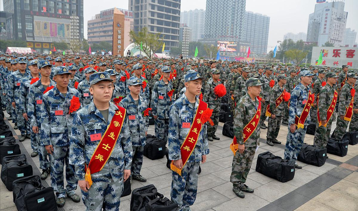 大学生想当兵，到底哪个阶段去当兵最好？老兵的分析很到位