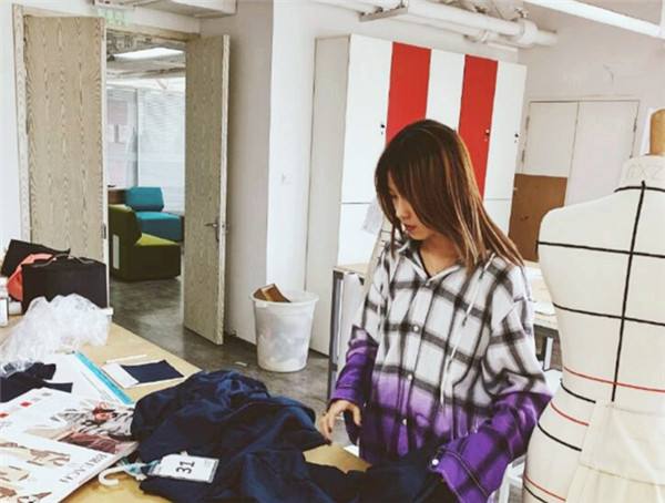 巨婴公主：16岁吃饭靠人喂，每天开销过万，开兰博基尼卖手机壳