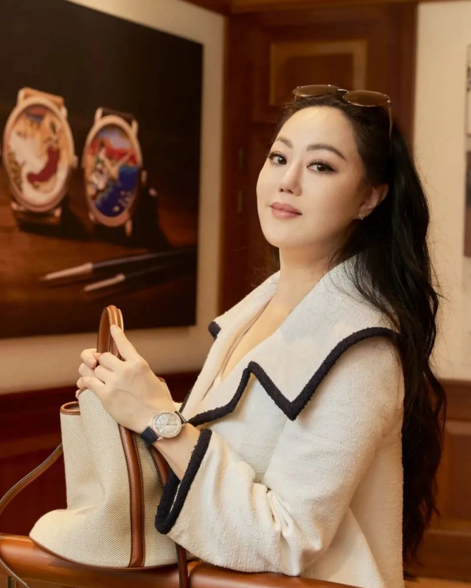 微胖女人穿衣还得看章小蕙，近60岁身材珠圆玉润，依旧美艳显贵