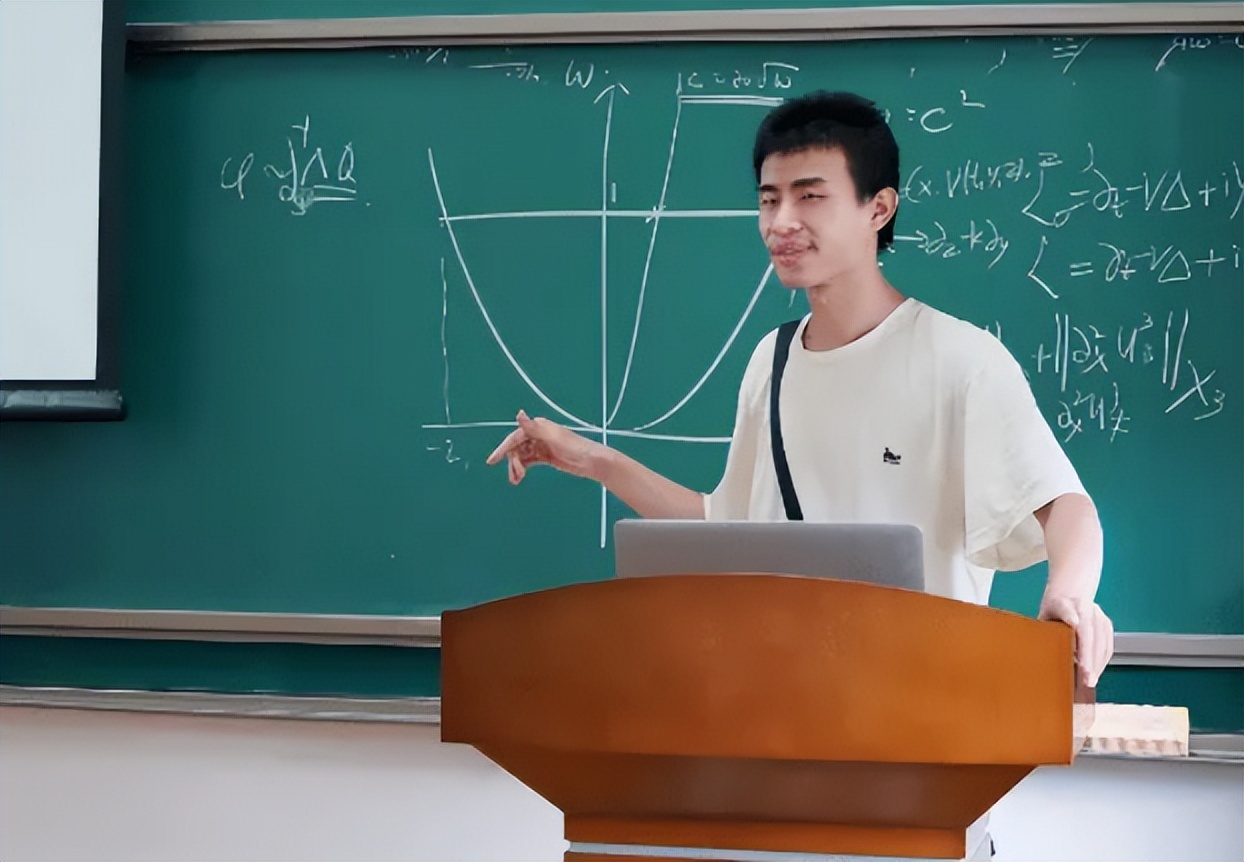 韦神的“桃花运”来了，校园内被女学生搭讪，害羞的样子很可爱