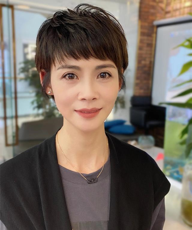 五十岁女人留什么发型显年轻?掌握这4个减龄公式,想不减龄都难