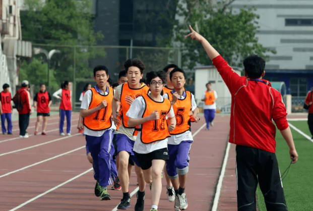 教育部提倡全面发展，中考体育提至70分，网友：体育老师站起来了