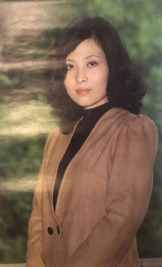 傅丽莉默默守护他的艺术坚守一样,这一次他站了起来,成为了守护妻子的