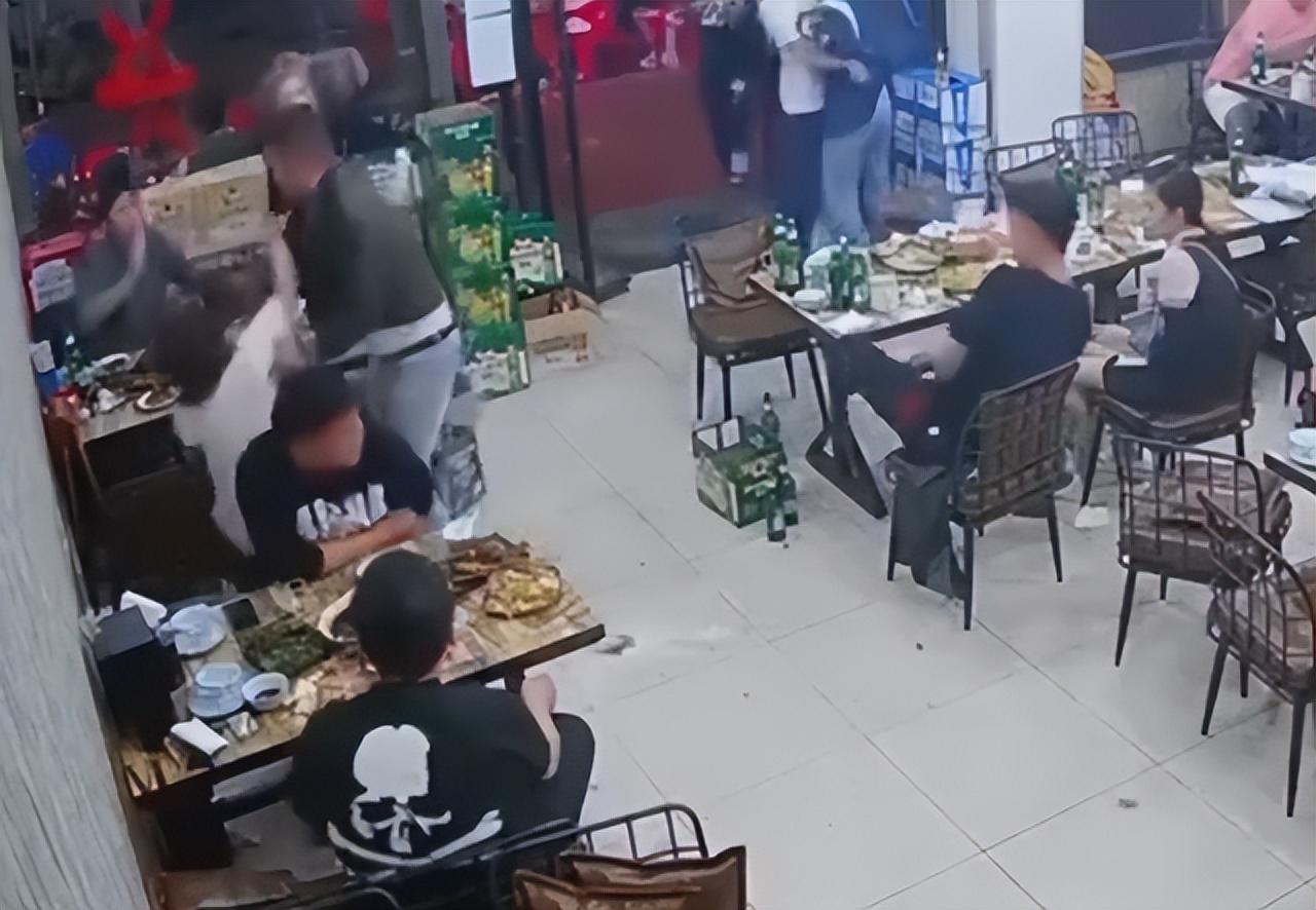 “唐山打人”事件后，一大学生为其辩解，校方处分后认怂道歉